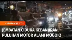 Diguyur hujan deras seharian, Jembatan Cikuda, Kecamatan Gunung Putri, Kabupaten Bogor, Jawa Barat, terendam banjir. Ketinggian banjir mencapai 70 centimeter, menyebabkan puluhan kendaraan roda dua yang nekat menerobos banjir mogok.