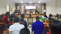 Pimpinan Pondok Pesantren (Ponpes) Al Zaytun, Panji Gumilang, hari ini, Rabu (08/11/2023)  menjalani sidang perdana kasus penistaan agama di Pengadilan Negeri (PN) Indramayu.