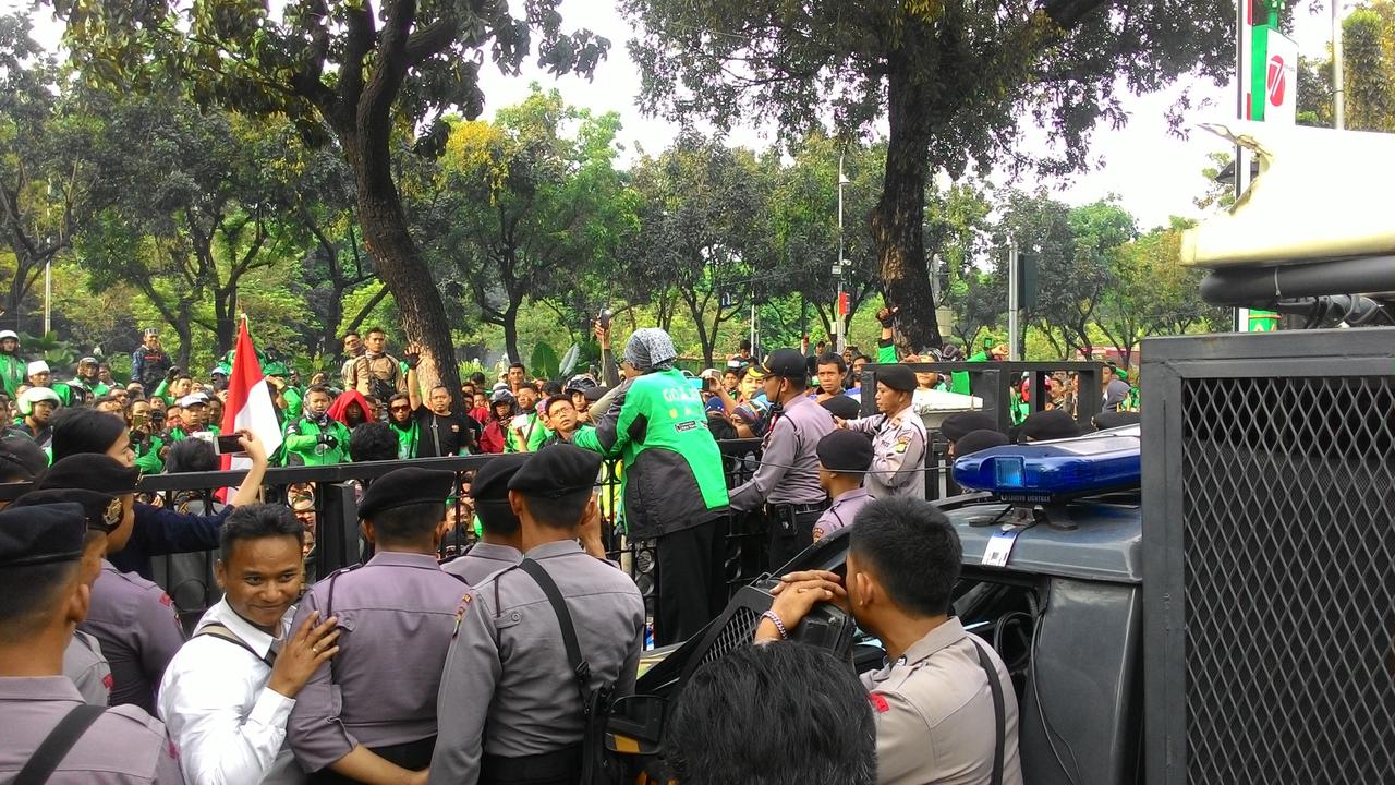 Driver Gojek melakukan aksi unjuk rasa halaman Balai Kota, Jakarta.