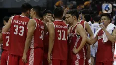Para pebasket Indonesia saat melawan Thailand pada SEA Games 2019 di Mall Of Asia Arena, Manila, Filipina, Rabu (4/12/2019). Indonesia kalah 76-98 dari Thailand. (Bola.com/M Iqbal Ichsan)