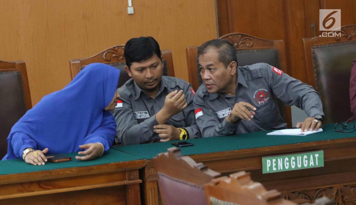 Kuasa hukum penggugat saat sidang gugatan praperadilan yang diajukan tersangka Jonru Ginting di PN Jakarta Selatan, Selasa (21/11). Majelis hakim menolak seluruh gugatan praperadilan yang diajukan tersangka Jonru. (Liputan6.com/Immanuel Antonius)