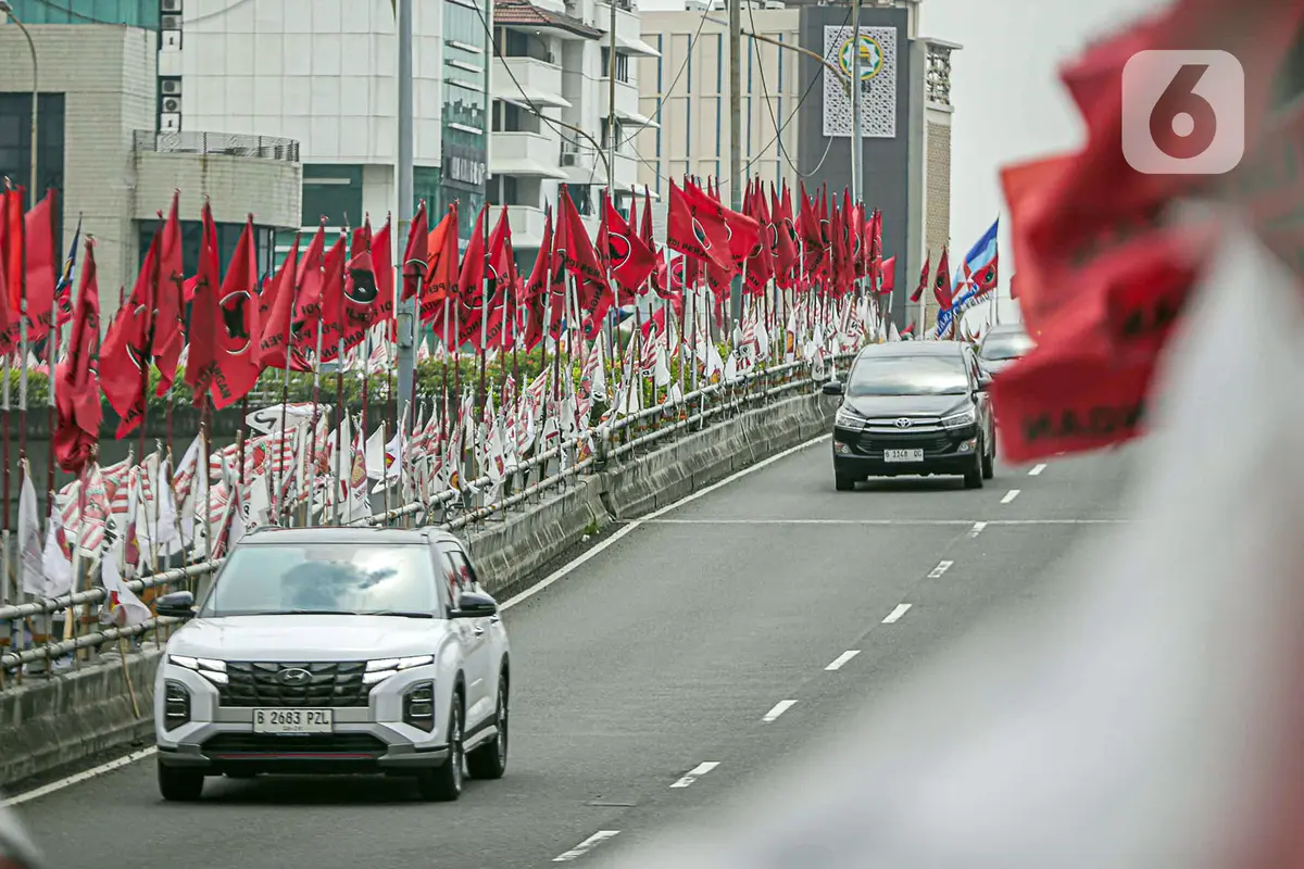 Bendera Partai di Flyover Jakarta