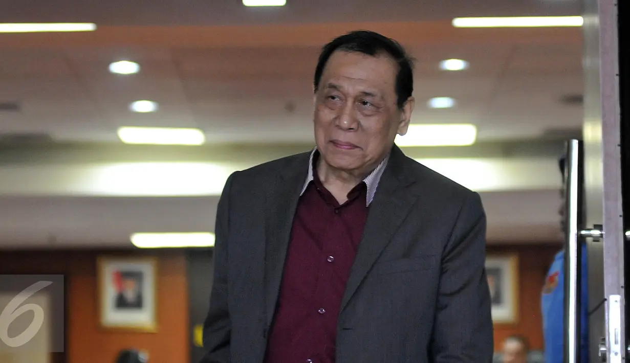 Wakil Ketua MKD Kahar Muzakir, keluar dari ruang sidang jelang putusan kasus pelanggaran kode etik Ketua DPR Setya Novanto yang mencatut nama Presiden terkait perpanjangan Freeport, Senayan, Jakarta, Rabu (16/12/2015). (Liputan6.com/Johan Tallo) 