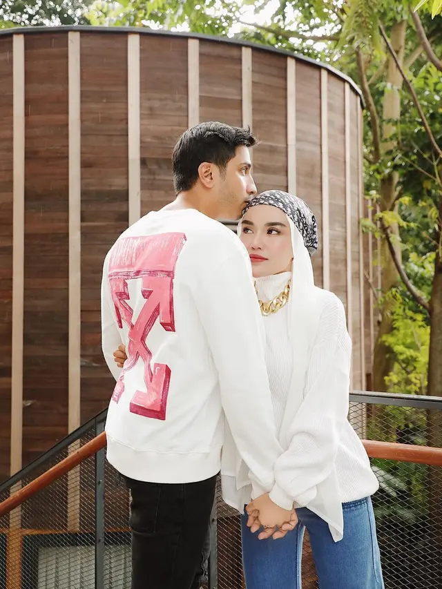 Lukman Azhari dan Medina Zein. (Foto: Instagram @medinazein)