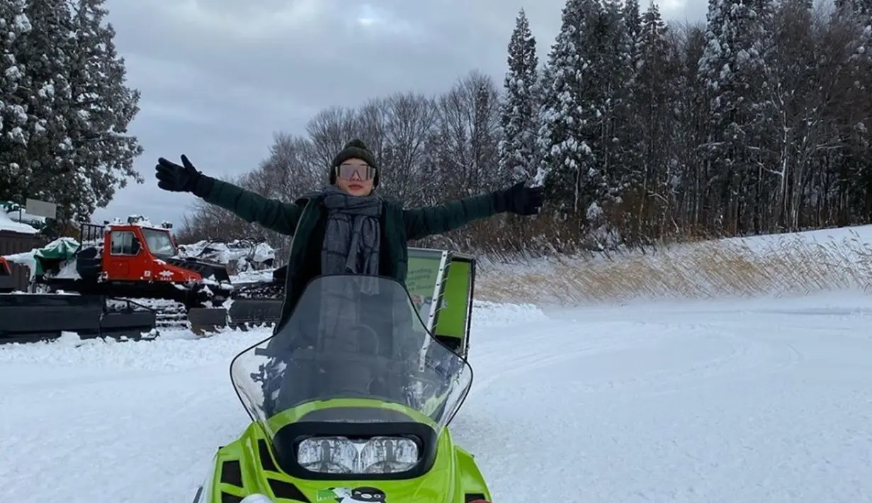 Negara Jepang memang dikenal memiliki banyak spot seru untuk melakukan olahraga ski saat musim salju tiba. Zaskia Gotik dan para sahabatnya pun tak segan untuk mencoba bermain ski. Zaskia Gotik juga tidak ketinggalan untuk berfoto saat berada bermain ski. (Liputan6.com/IG/@zaskia_gotix)