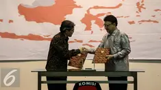 Mendagri, Tjahjo Kumolo (kanan) bersalaman dengan pelaksana tugas Ketua KPU Hadar Nafis Gumay usai penyerahan DP4 & DAK2 Pilkada Serentak 2017 di Kantor Komisi Pemilihan Umum (KPU), Jakarta, Kamis (14/7). (Liputan6.com/Faizal Fanani)