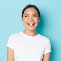 Senyum sering dianggap sebagai hal kecil. Padahal, di balik gerakan sederhana saat sudut bibir terangkat dan mata ikut berbinar, ada reaksi kimia, perubahan fisiologis, bahkan dampak sosial yang bekerja secara nyata di tubuh dan pikiran kita. [Dok/freepik.com]