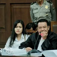 Pada sidang vonis terdakwa Jessica Kumala Wongso hari ini, keluarga Wayan Mirna tampak kompak mengenakan pakaian putih desain sendiri. (Via: 