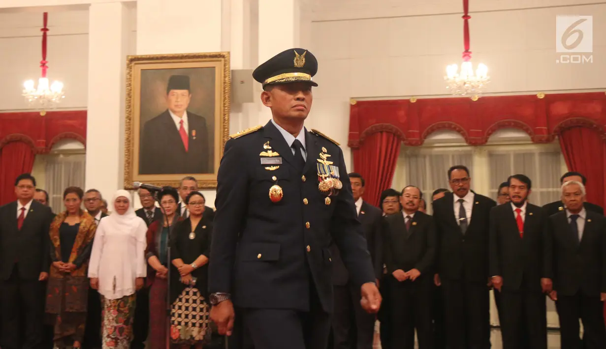 Marsekal Madya (Marsdya) Yuyu Sutisna bersiap menandatangani berita acara saat upacara pelantikan Kepala Staf TNI Angkatan Udara di Istana Negara, Jakarta, Rabu (17/1). Yuyu menjadi KSAU menggantikan Marsekal Hadi Tjahjanto (Liputan6.com/Pool/Randi)