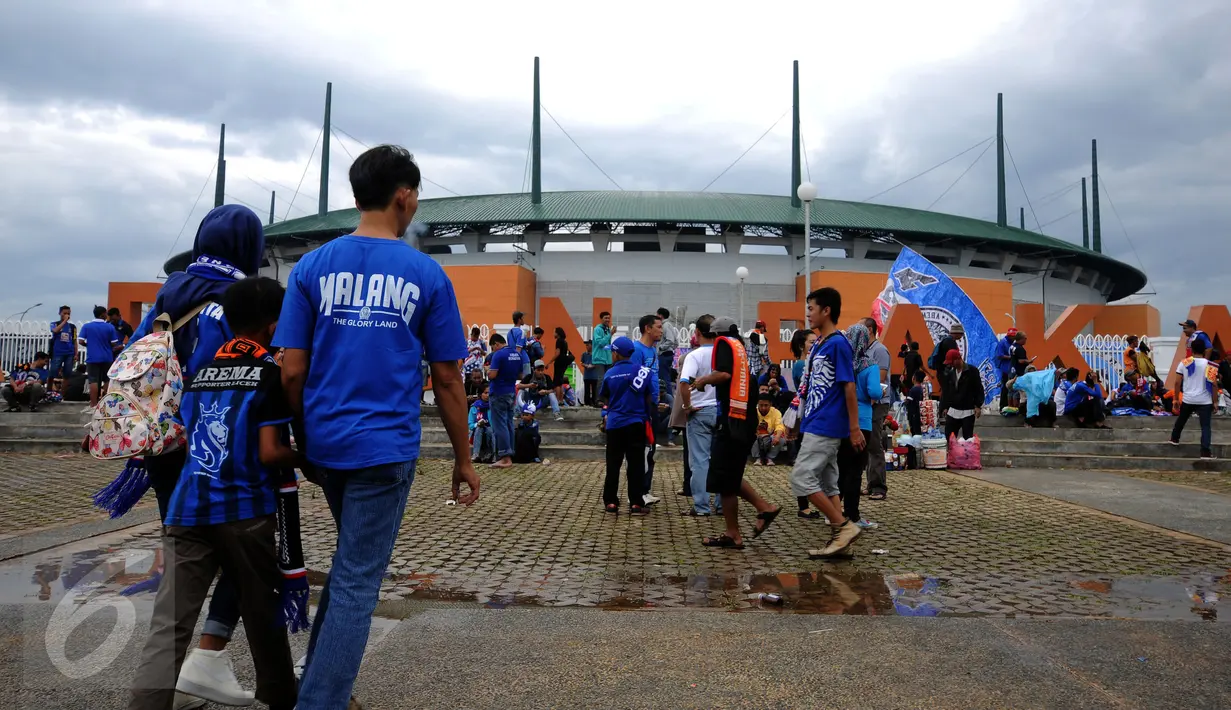 Suporter Arema FC berjalan menuju Stadion Pakansari, Kab Bogor untuk menyaksikan laga final Piala Presiden 2017, Sabtu (12/3). Di final, Arema FC dan PBFC akan berlaga memperebutkan gelar juara Piala Presiden 2017. (Liputan6.com/Helmi Fithriansyah) 