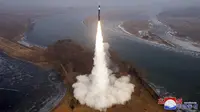 Rudal yang diluncurkan Korea Utara pada Senin 6 Januari 2025. (AP/KCNA)