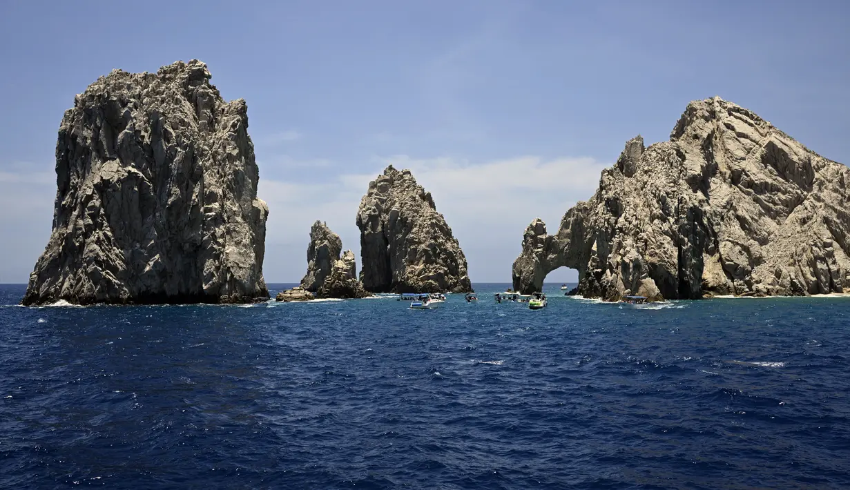 El Arco terletak di persimpangan Laut Cortez dan Samudra Pasifik, El Arco, seperti namanya, adalah formasi geologi dengan bukaan di tengah. (AFP/ALFREDO ESTRELLA)