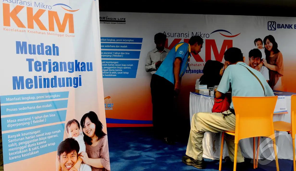 Manfaat asuransi ini bisa untuk penggantian biaya pembedahan atau operasi maksimum Rp 2,5 juta per tahun. Santunan meninggal dunia karena kecelakaan sebesar Rp 19,5 juta (10/9/2014) (Liputan6.com/Andrian M Tunay) 