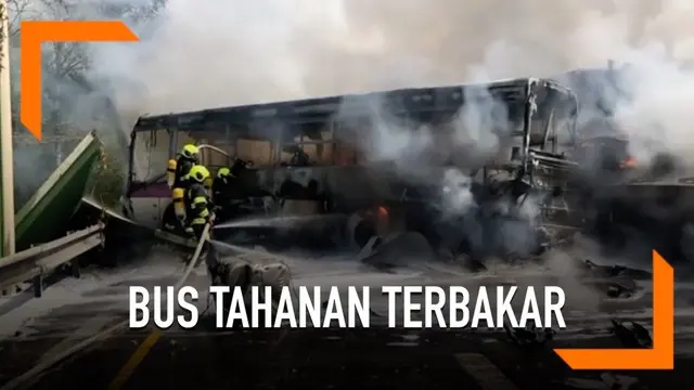 VIDEO: Bus Tahanan Terbakar di Jalan Tol Praha