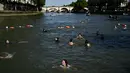 Dana sebesar $1,5 miliar telah dihabiskan untuk upaya pembersihan sungai sejak tahun 2015, termasuk tangki penyimpanan air hujan bawah tanah raksasa baru di tenggara Paris. (JULIEN DE ROSA / AFP)