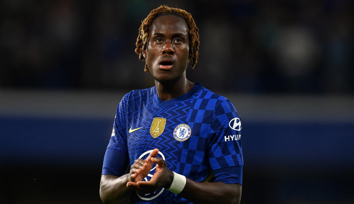 <p>Trevoh Chalobah sering dipinjamkan Chelsea pada musim-musim sebelumnya. Namun, ia mendapatkan kesempatan bermain reguler di bawah asuhan Thomas Tuchel pada musim lalu. Chlobah tercatat mampu membuat 31 penampilan dengan mencetak 4 gol dan 1 assist di semua kompetisi. Menurut 90Min, pria 23 tahun tersebut mendapat bayaran sebesar 12.000 paun per pekan atau sekitar 216 ribu rupiah per pekan. Kontraknya di Stamford Bridge tercatat hingga tahun 2026. (AFP/Glyn Kirk)</p>