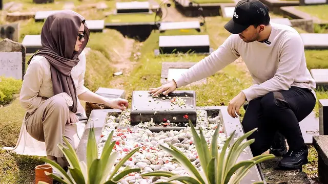 Thariq Halilintar Ziarah ke Makam Adjie Massaid