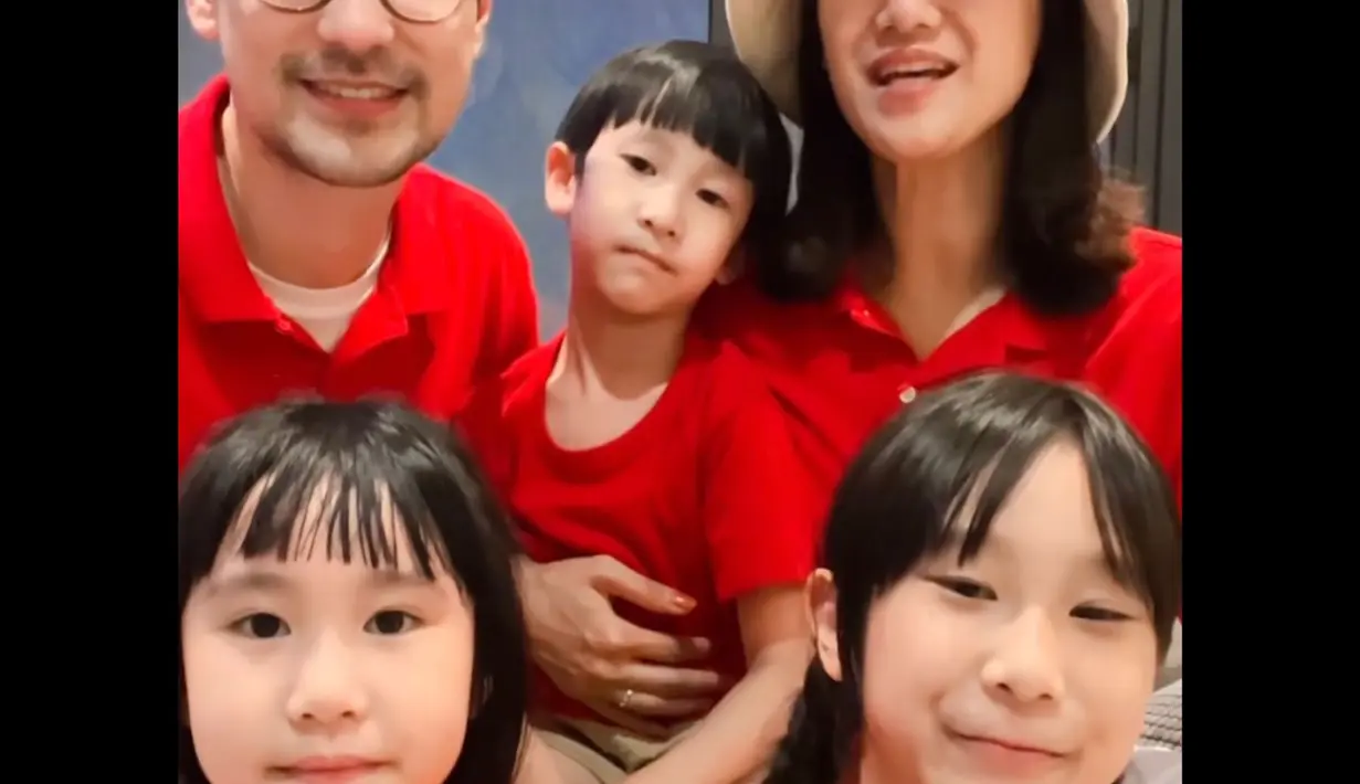 Ini gaya Kimbab Family saat rayakan HUT ke-77 RI. Mereka tampil kompak pakai kaos warna merah. (Instagram/kimbabfamily.official).