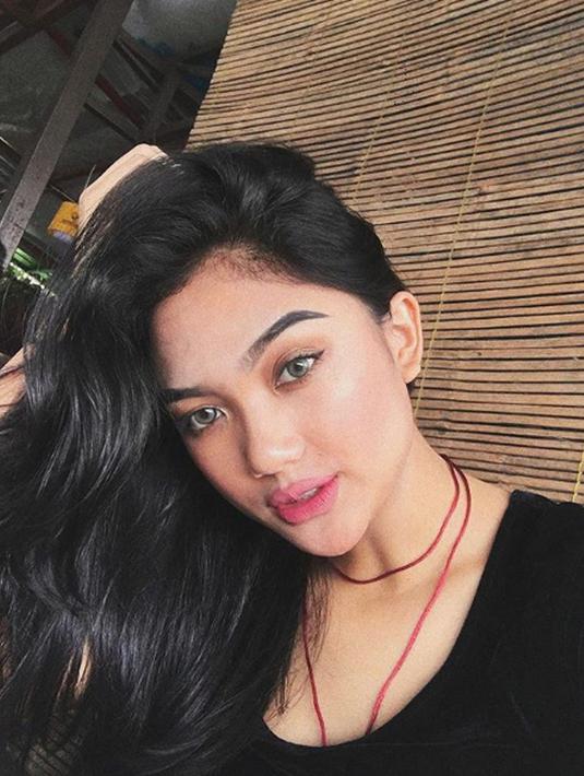 Kontestan sebuah ajang pencarian bakat di televisi, Marion Jola berpose dengan mengenakan pakaian hitam dan rambut terurai. Paras cantik dan suaranya yang punya ciri khas manja mampu mencuri perhatian warganet. (Instagram/lalamarionmj)