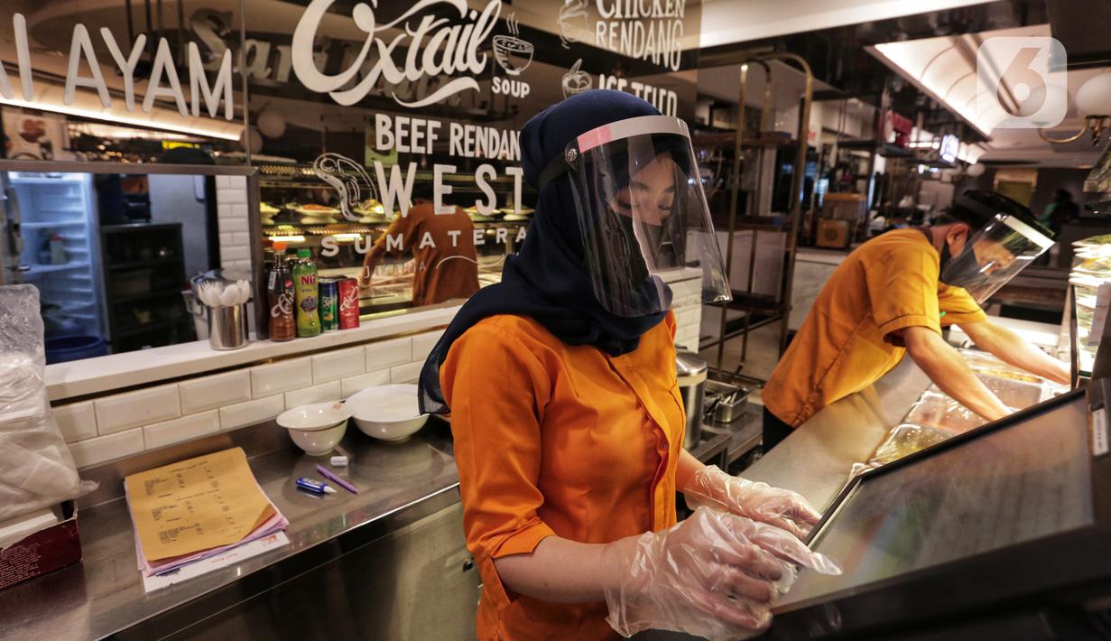 Pekerja mengenakan masker dan berpelindung wajah saat bertugas di Senayan City, Jakarta, Selasa (9/6/2020). Senayan City siap menyambut pengunjung kembali pada 15 Juni 2020 dengan menyiapkan alat sterilisasi hingga pembatasan untuk jarak antar pengunjung dan tenant. (Liputan6.com/Johan Tallo)