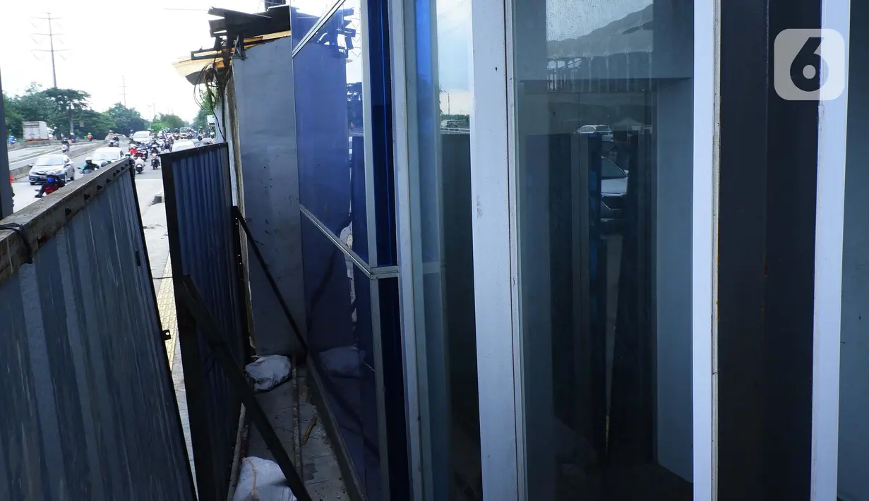 Lift jembatan penyebrangan orang (JPO) yang terbengkalai di Jalan Jembatan Gantung, Daan Mogot, Jakarta Barat, Rabu (17/3/2021). Fasilitas lift ini sangat disayangkan tidak dipergunakan terlebih malah dipergunakan sebagai tempat tinggal warga. (Liputan6.com/Johan Tallo)