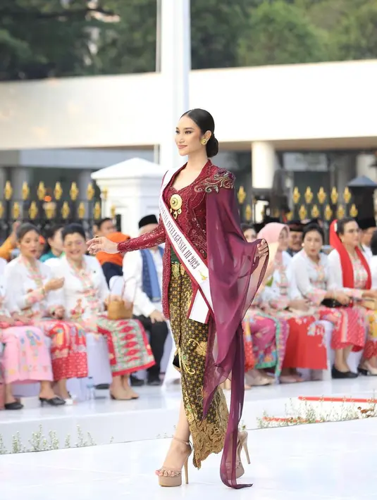 Kebaya klasik kutubaru berwarna merah maroon menemani penampilan Puteri Intelegansia III 2023 Diajeng Aulya Sekartaji. [Instagram/
diajengaulya]