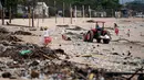 <p>"Seharusnya bulan April sudah habis karena sudah buka musim angin barat yang membuat sampah mendarat itu November sampai dengan Maret akhir, itu ada angin barat yang memuat sampah-sampah yang dibuang dari kawasan yang di barat dan sungai-sungai di baratnya Bali," jelas Anak Agung Gede Agung Dalem. (SONNY TUMBELAKA/AFP)</p>