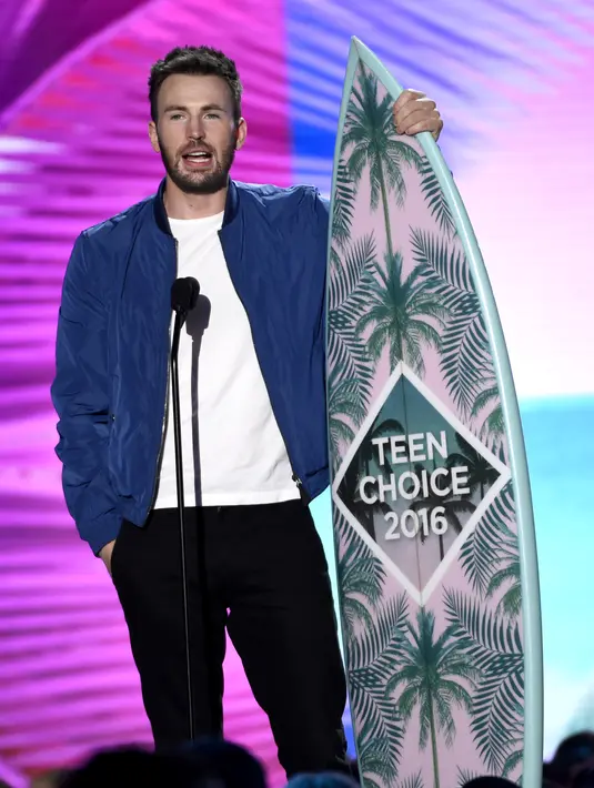 Ekspresi Chris Evans pemeran dalam film Captain America: Civil War meraih penghargaan sebagai aktor film pilihan. (Foto:Chris Pizzello/AP/Bintang.com)