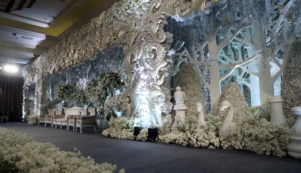 "Konsepnya fairytale, banyak bunga. Aku mau orang yang masuk ke sini masuk ke dunia aku sama mas Oni. Cuma aku nggak bisa ada berada di pelaminan," ujar Runner up miss celebrity 2011. (Nurwahyunan/Bintang.com)