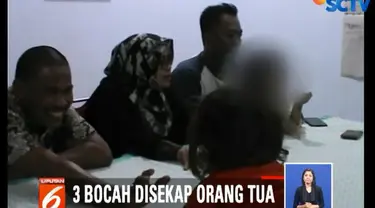 Warga melihat mereka meminta tolong di rumah orang tua mereka kawasan elit di Jalan Angrek, Kecamatan Panakukang, Makassar, Sulawesi Selatan.