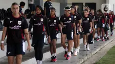 Pemain Tim Nasional (Timnas) Sepakbola Putri Indonesia saat tiba di lapangan latih Jakarta International Stadium (JIS), Jumat (20/6/2025). (Liputan6.com/Helmi Fithriansyah)