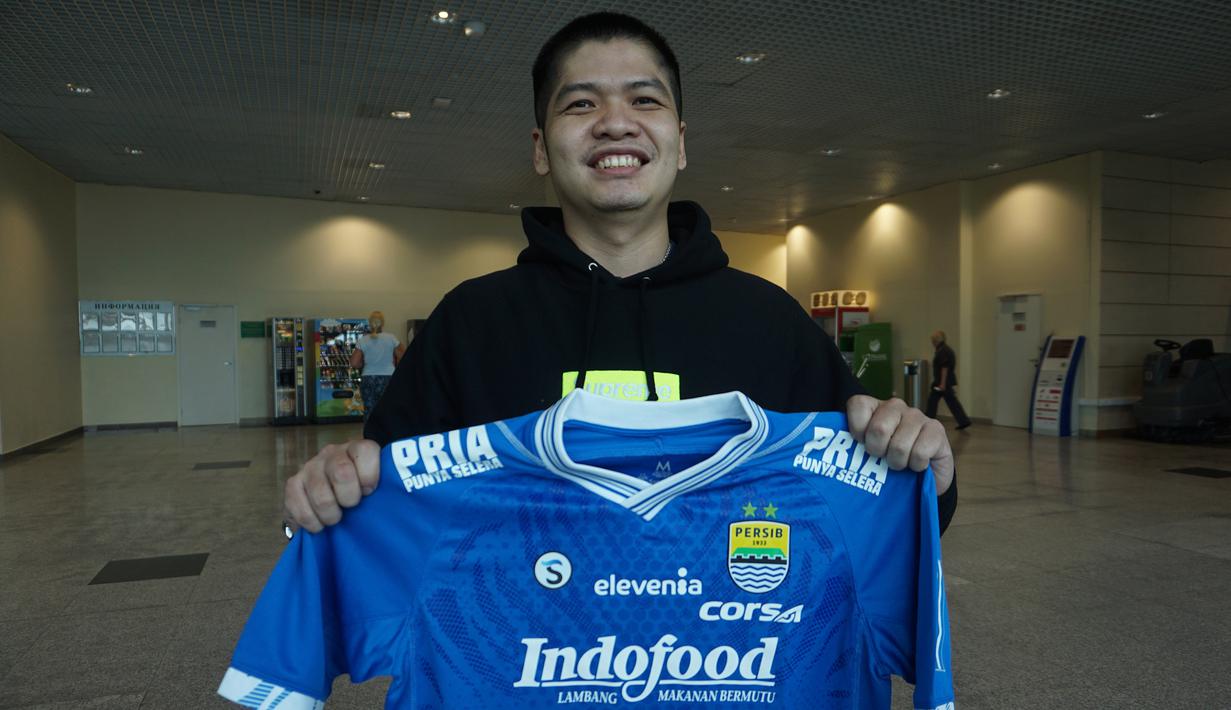 Ini dia Bobotoh yang saya bilang tadi, namanya Christian Hartana. Suporter Persib Bandung ini datang ke Rusia spesial untuk menyaksikan laga Piala Dunia 2018, keren banget yah. (Bola.com/Okie Prabhowo)