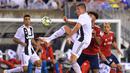 Pemain anyar Juventus, Andrea Favilli mempertahankan bola saat melawan Bayern Munchen dalam International Champions Cup (ICC) 2018 di Lincoln Financial Field, Philadelphia, Amerika Seikat, Rabu (25/7). (Drew Hallowell/Getty Images/AFP)