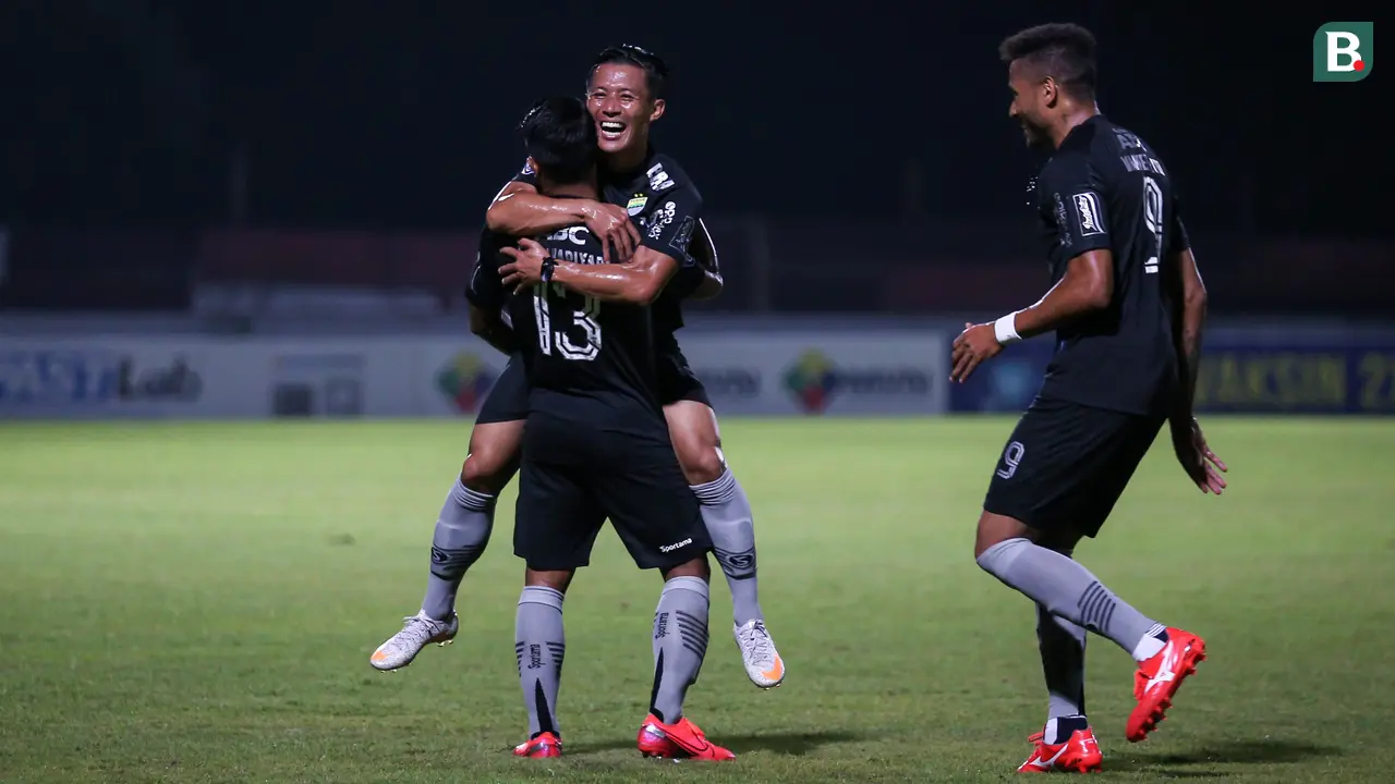Foto: Teja Paku Alam Gagalkan Penalti Mantan, Persib Bandung Kalahkan Pemuncak Klasemen BRI Liga 1