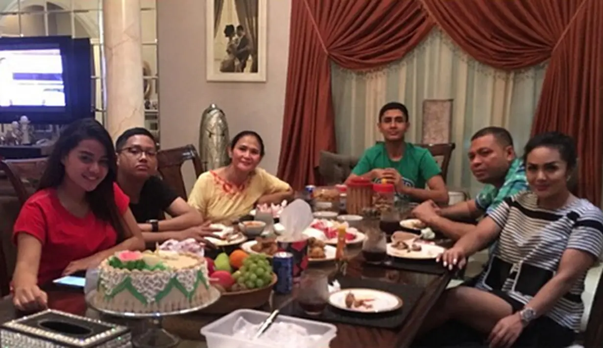 "Late dinner idul Fitri with kesayangan @raullemos06 @aurelie.hermansyah @azriel_l @dillahdaesslow_5500 , thanks @atan_lemos_photography" tulis Krisdayanti dalam keterangan fotonya. (dok. Instagram/krisdayantilemos)