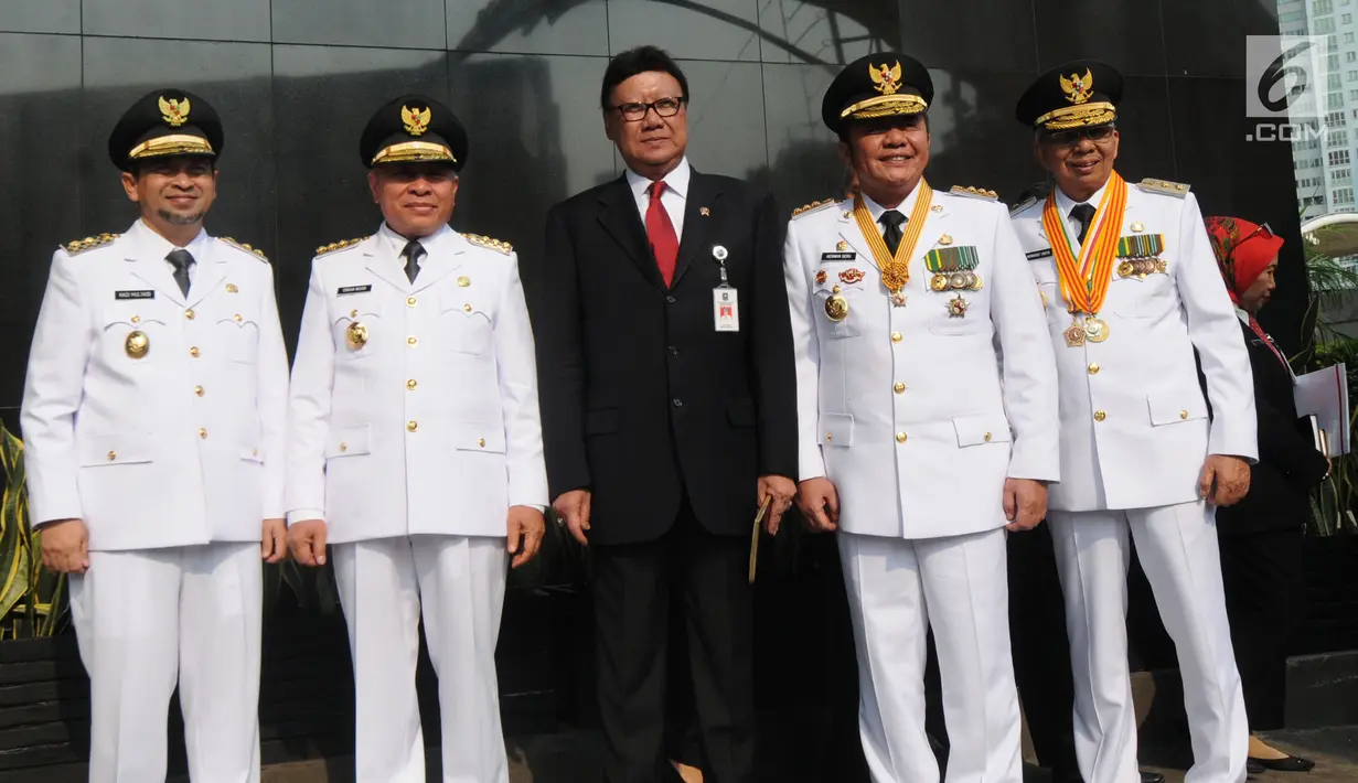 Gubernur-Wagub Sumsel, Herman Deru dan Mawardi Yahya Mendagri Tjahjo Kumolo serta Gubernur-Wagub Kaltim Isran Noor dan Hadi Mulyadi berpose di depan gedung KPK, Jakarta, Senin (1/10). (Merdeka.com/Dwi Narwoko)