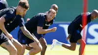 Penyerang Inggris, Harry Kane bersama rekan-rekannya saat mengikuti latihan di Zelenogorsk dekat St. Petersburg, Rusia, (27/6). Inggris akan bertanding melawan Belgia pada grup G Piala Dunia 2018. (AP Photo/Dmitri Lovetsky)