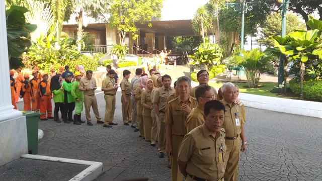 Hari pertama masuk kerja usai libur lebaran, Gubernur DKI Jakarta Anies Baswedan menggelar Halal Bihalal di Balai Kota DKI. (Liputan6.com/Ika Defianti)