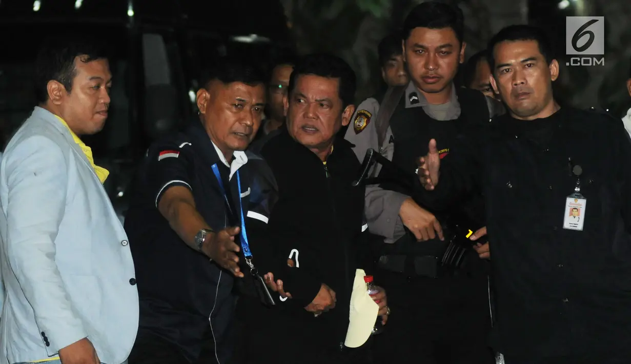 Wali Kota Pasuruan Setiyono (tengah) yang terjerat operasi tangkap tangan (OTT) tiba di gedung KPK, Jakarta, Jumat (5/10). Setiyono yang dikawal polisi bersenjata laras panjang bungkam saat dicecar pertanyaan oleh wartawan. (Merdeka.com/Dwi Narwoko)