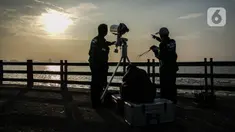 Tim Hilal BMKG melakukan rukyat hilal awal Ramadan 1442 Hijriyah di Dermaga Hati, Taman Impian Jaya Ancol, Jakarta Utara, Senin (12/4/2021). Tim gagal melihat hilal karena tertutup awan, namun berdasarkan hisab awal Ramadan 1442 H jatuh pada 13 April 2021. (Liputan6.com/Faizal Fanani)