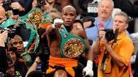 Floyd Mayweather Jr. merayakan kemenangan atas Victor Ortiz dengan KO ronde 4 untuk merebut gelar juara dunia Kelas Welter WBC. 17 September 2011. (AFP).