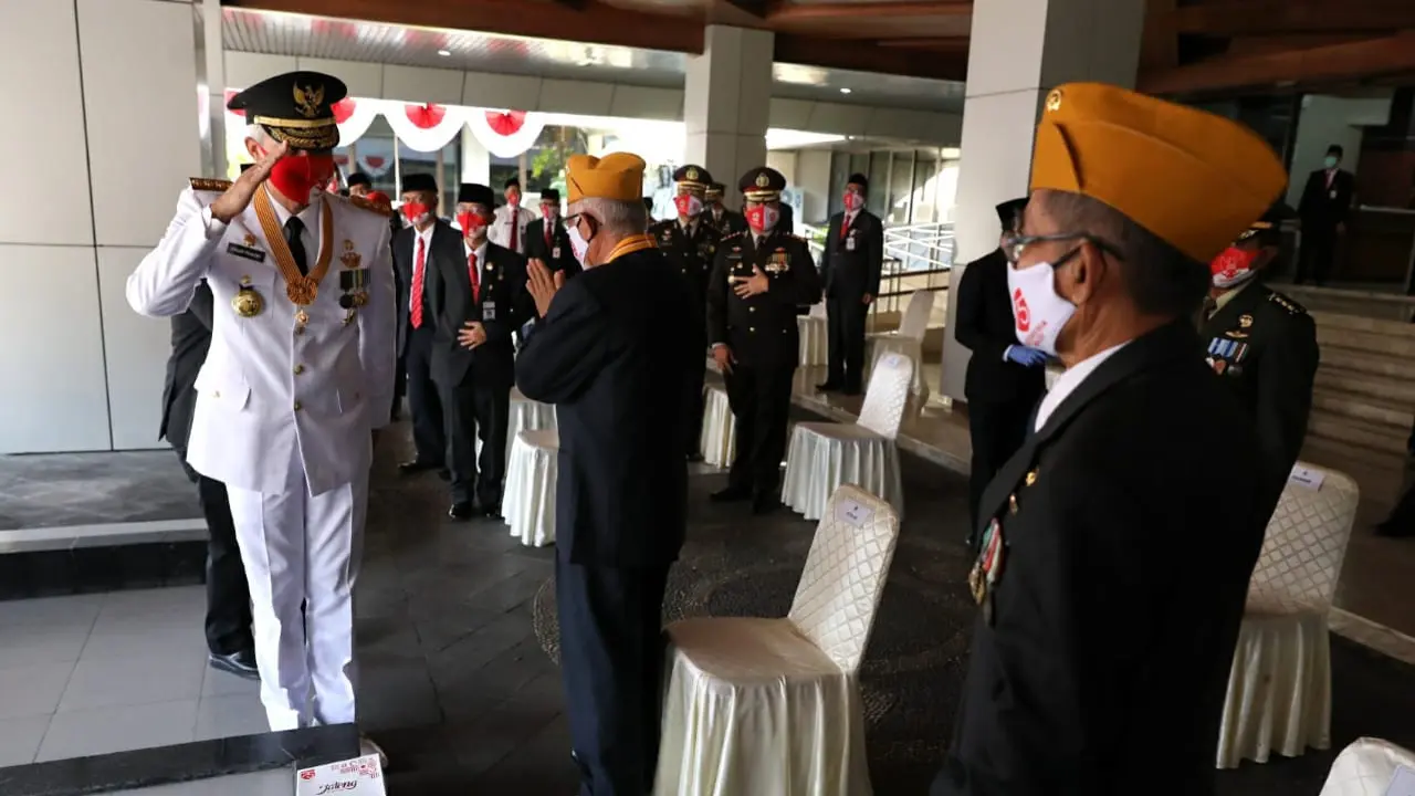 Kejutan Ganjar Saat Upacara HUT RI ke-75, Undang Pejuang Veteran Naik Podium