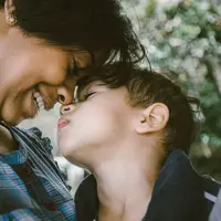 Menyapih bisa menjadi masa-masa yang sulit bagi ibu dan anak. Berikut tips-tips suksesnya menurut ahli laktasi. (Foto: Unsplash.com/Bruno Nascimento).