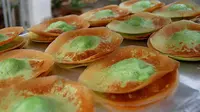 Kue ape atau biasa disebut kue tetek merupakan salah satu jajanan pasar khas dari Betawi yang banyak dijumpai di kota lain. Kue yang berbahan dasar tepung terigu dan tepung beras ini selain rasanya enak harganyapun cukup terjangkau. (Istimewa)
