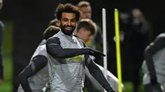 Pemain Liverpool Mohamed Salah tersenyum saat mengambil bagian dalam sesi latihan di pusat pelatihan Axa, Kirkby, Inggris, 23 November 2021. Liverpool akan menghadapi Porto pada pertandingan sepak bola Grup B Liga Champions. (Paul ELLIS/AFP)