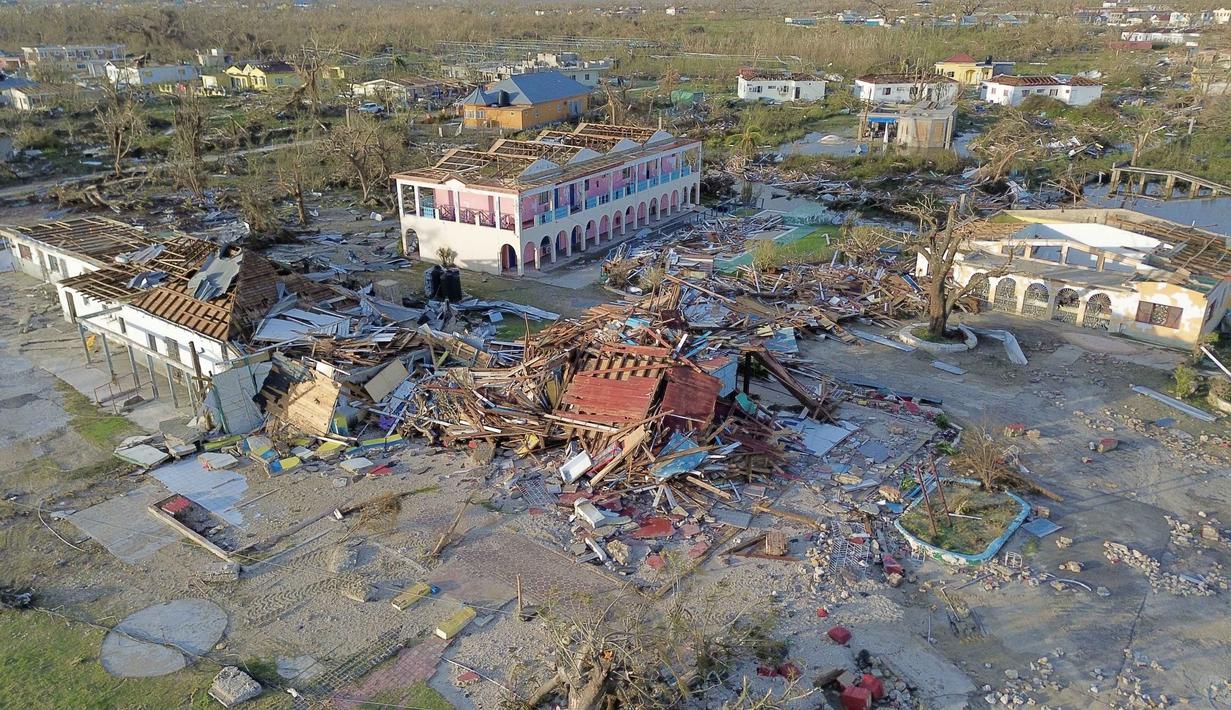 Pemandangan udara memperlihatkan kondisi bangunan-bangunan yang hancur akibat Badai Melissa di Black River, St. Elizabeth, Jamaika, pada 29 Oktober 2025. Beberapa permukiman penduduk yang paling parah terkena dampaknya menjadi sulit dijangkau karena jalanan yang terendam banjir dan rusak. (Ricardo MAKYN/AFP)