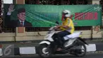 Pengendara motor melintasi spanduk bertuliskan 'Muhaimin for President' di pagar Masjid Sunda Kelapa, Jakarta, Sabtu (12/9). Pemasangan spanduk itu melanggar UU tentang larangan penggunaan tempat ibadah sebagai tempat kampanye. (Liputan6.com/Angga Yuniar)