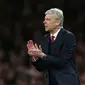 Pelatih Arsenal, Arsene Wenger, memberikan semangat kepada anak asuhnya saat menghadapi Sunderland di Emirates Stadium, Sabtu (5/122015) malam WIB. (Reuters/Alex Morton)