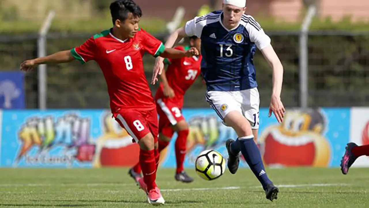 Timnas Indonesia U-19 saat menghadapi Skotlandia di Turnamen Toulon 2017. Hanis Saghara Putra mencetak satu-satunya gol Indonesia pada laga tersebut. 