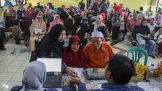 Warga lanjut usia (lansia) memadati aula Kantor Kelurahan Petukangan Utara Jakarta Selatan untuk mendaftarkan diri mendapatkan Kartu Layanan Gratis (KLG), Kamis (8/5/2025). (Liputan6.com/Angga Yuniar)